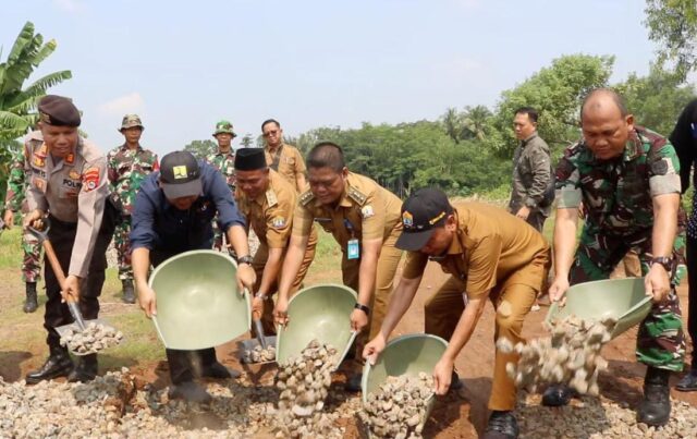 BSMSS 2024, Kodim 0602/Serang Bersama Pemkot Serang Lakukan Pengaspalan Jalan