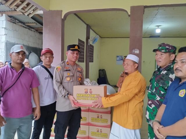 Polres Serang Salurkan 300 Paket Sembako Bantuan Kapolda Banten Untuk Korban Banjir di Jawilan