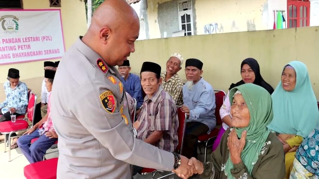 Kapolres Serang Silaturahmi dan Baksos Untuk Penggali Kubur dan Lansia Kapolres Serang Silaturahmi dan Baksos Untuk Penggali Kubur dan Lansia