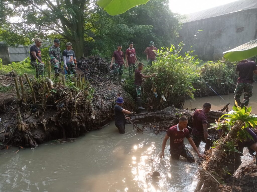 Koramil 0602-06/Kramatwatu Gotong Royong Bersihkan Sungai Bersama Warga