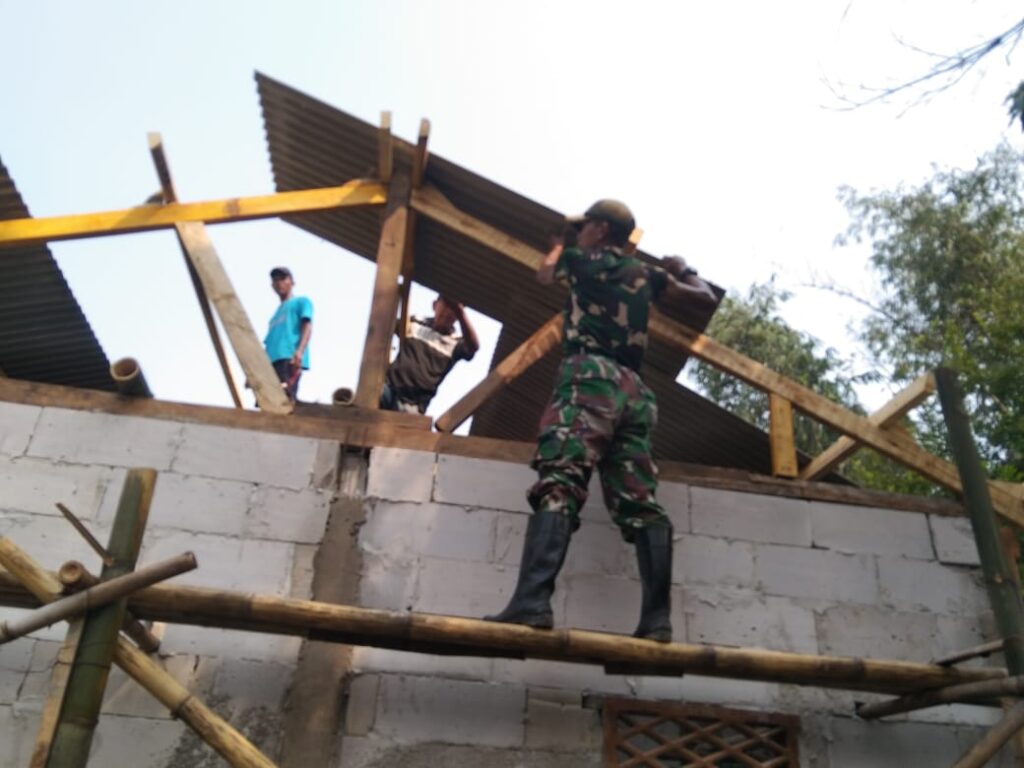 Endang Tersenyum Bahagia Rumahnya Diperbaiki Hingga Layak Huni Endang Tersenyum Bahagia Rumahnya Diperbaiki Hingga Layak Huni