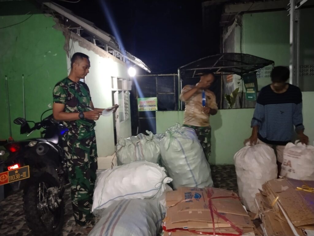 Miliki Nilai Ekonomi, Babinsa Koramil 0602-13/Padarincang Ajak Warga Kembangkan Bank Sampah Miliki Nilai Ekonomi, Babinsa Koramil 0602-13/Padarincang Ajak Warga Kembangkan Bank Sampah