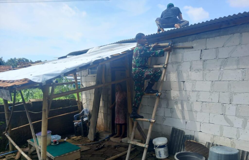 Babinsa Koramil 0602-04/Taktakan Bantu Perbaiki Rumah Warganya Yang Rusak Babinsa Koramil 0602-04/Taktakan Bantu Perbaiki Rumah Warganya Yang Rusak