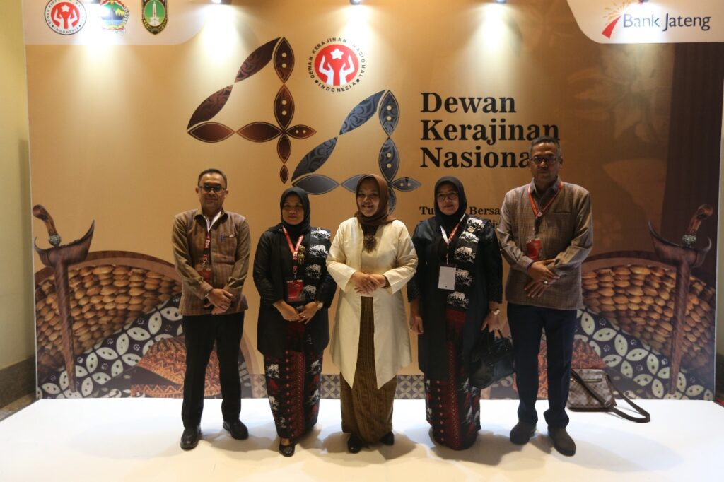 Dekranasda Provinsi Banten Ajak Generasi Muda Lestarikan dan Jaga Warisan Bangsa Dekranasda Provinsi Banten Ajak Generasi Muda Lestarikan dan Jaga Warisan Bangsa
