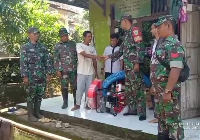 Babinsa Koramil 0602-12/Ciomas Dampingi Petani Terima Mesin Pompa Air Dari Kementan RI