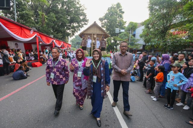 Plh Gubernur Berikan Semangat Kepada Kontingen Provinsi Banten pada Parade Mobil Hias Kriya dan Budaya