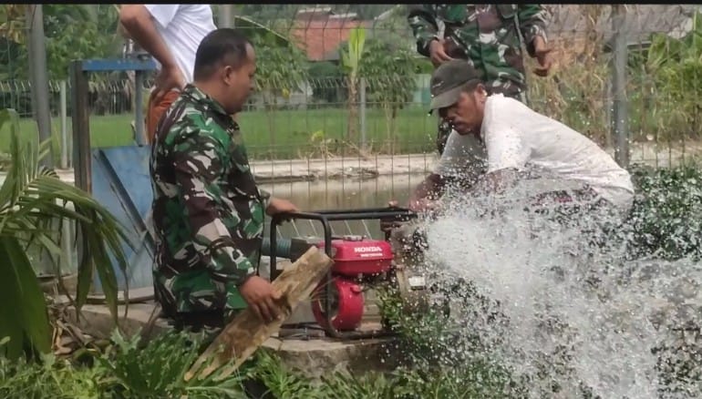 Babinsa Koramil 0602-13/Padarincang Dampingi Petani Dalam Kegiatan Pompanisasi 