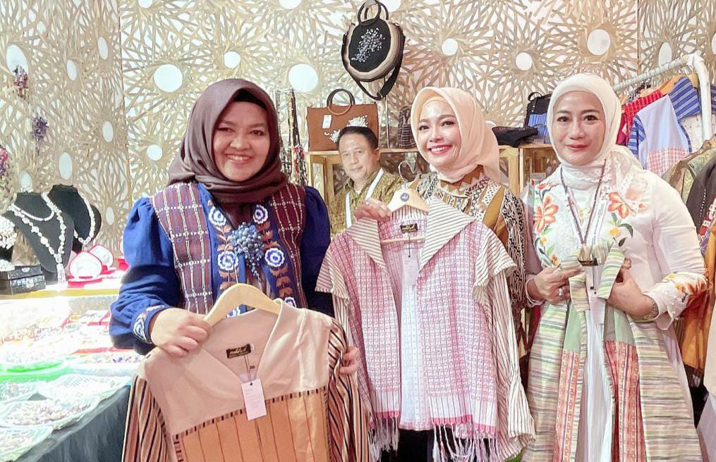 Ketua Dekranasda Tine Al Muktabar Promosikan Wastra dan Kriya di Stand Provinsi Banten Ketua Dekranasda Tine Al Muktabar Promosikan Wastra dan Kriya di Stand Provinsi Banten