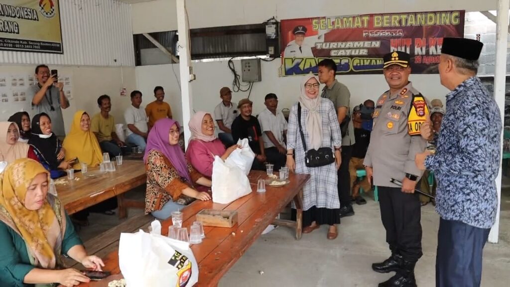 Kapolres Serang Silaturahmi dan Baksos Dengan Masyarakat Desa Pabuaran Cikande Kapolres Serang Silaturahmi dan Baksos Dengan Masyarakat Desa Pabuaran Cikande