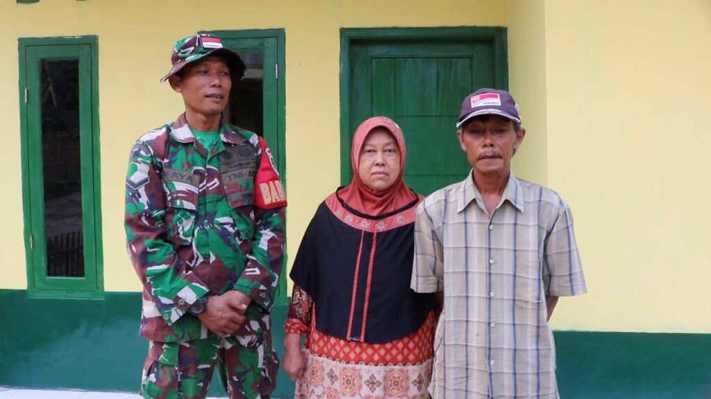 Endang Terlihat Bahagia, Setelah Rumahnya Direhab Koramil 0602-20/Pamarayan Endang Terlihat Bahagia, Setelah Rumahnya Direhab Koramil 0602-20/Pamarayan