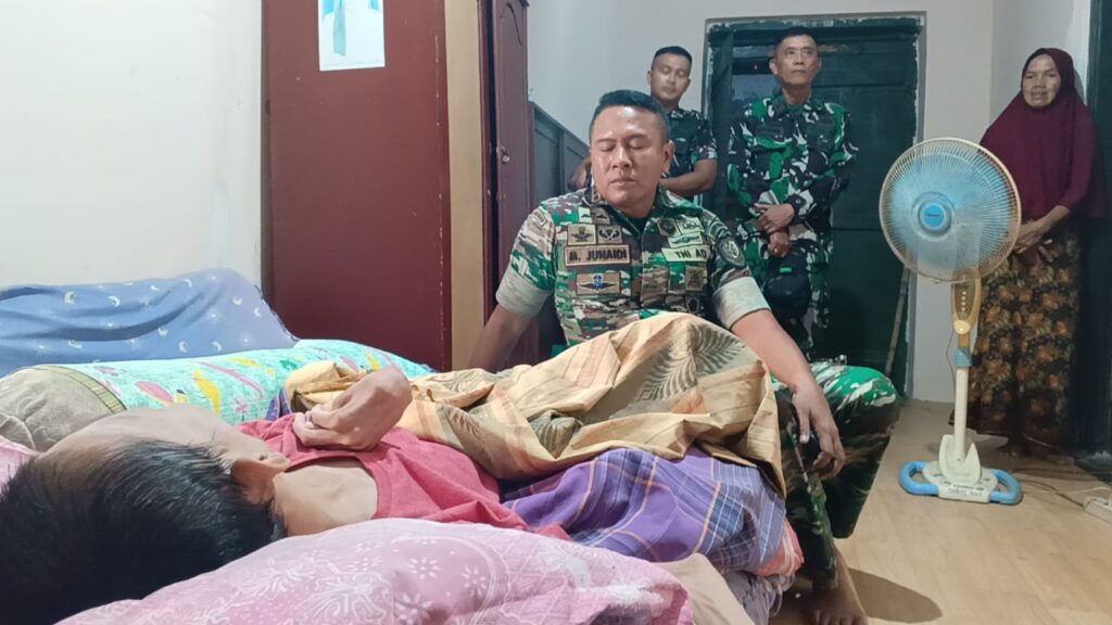 Dandim Serang Jenguk Muhammad Wisam yang Lumpuh dan Luput Dari Perhatian Pemerintah Kota Serang Dandim Serang Jenguk Muhammad Wisam yang Lumpuh dan Luput Dari Perhatian Pemerintah Kota Serang
