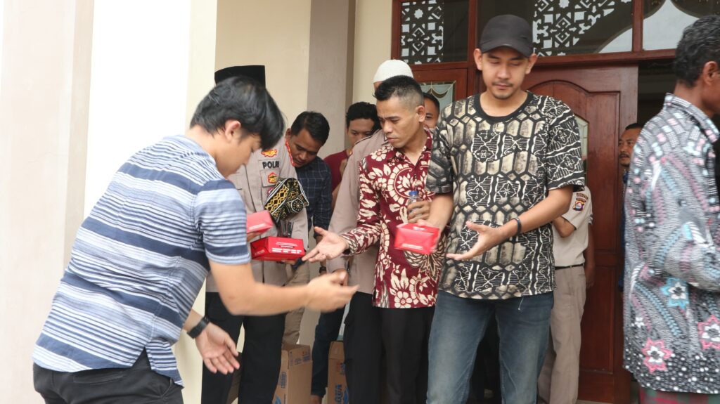 Giat Rutin Program Jum’at Berkah Polres Serang Bagikan Nasi Kotak Giat Rutin Program Jum’at Berkah Polres Serang Bagikan Nasi Kotak
