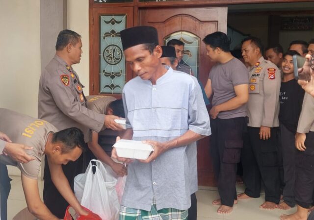 Polres Serang Gelar Program Warung Jumat, Bagikan Nasi Kotak Kepada Warga
