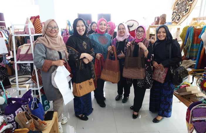 Ketua DWP Provinsi Banten Tine Al Muktabar Terima Kunjungan Kerja DWP Setneg RI Ketua DWP Provinsi Banten Tine Al Muktabar Terima Kunjungan Kerja DWP Setneg RI