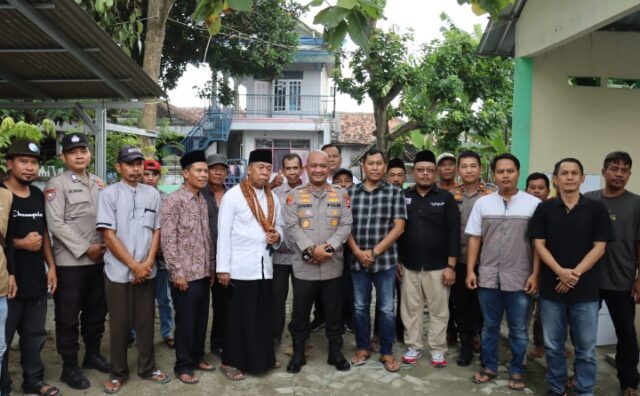 Kapolres Serang Berikan Bantuan Bibit Padi dan Paket Sembako Kepada Masyarakat Cikande