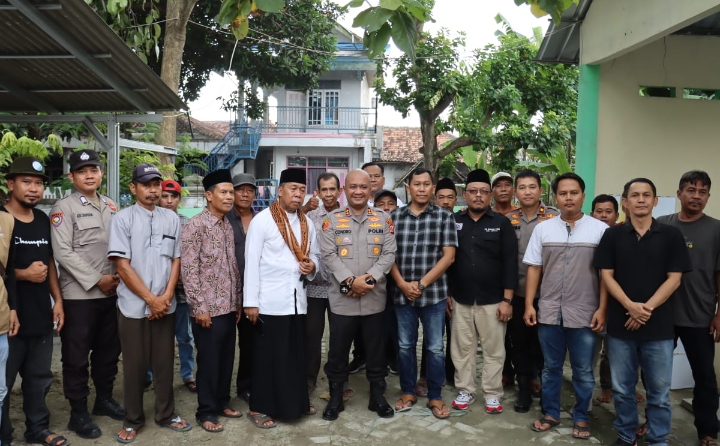 Kapolres Serang Berikan Bantuan Bibit Padi dan Paket Sembako Kepada Masyarakat Cikande Kapolres Serang Berikan Bantuan Bibit Padi dan Paket Sembako Kepada Masyarakat Cikande