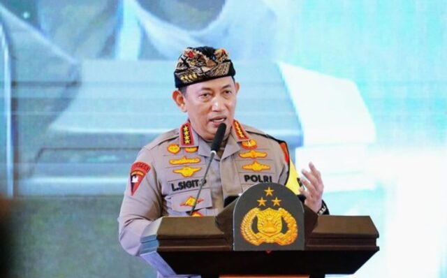 Kapolri Beri Penghargaan Casis Bintara Jari Putus Dibegal Masuk Bintara Polri