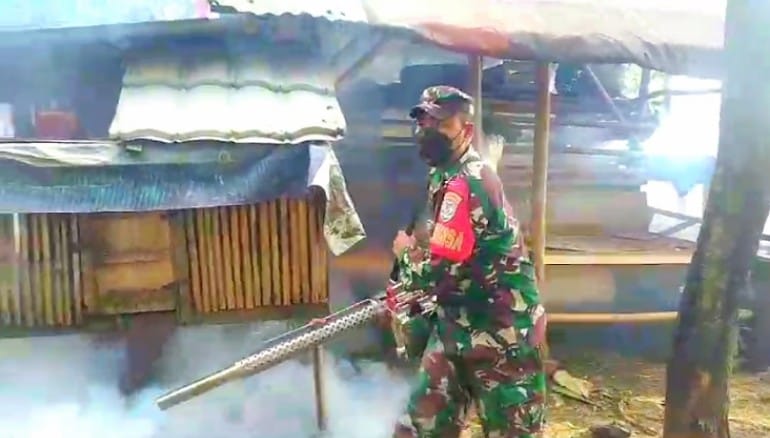 Cegah Demam Berdarah, Koramil 0602-05/Cipocok Jaya Laksanakan fogging di Kelurahan Tembong