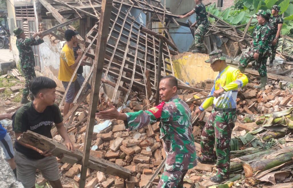 Rehab Rumah Warakawuri, Kodim 0602/Serang Mulai Robohkan Rumahnya Rehab Rumah Warakawuri, Kodim 0602/Serang Mulai Robohkan Rumahnya
