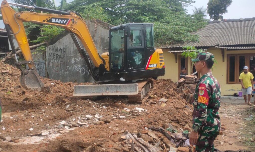 Rehab Rumah Warakawuri, Babinsa Kodim 0602/Serang dan Lurah Cipare Kerahkan Alat Berat