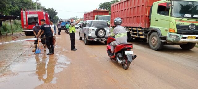 Sigap Laporan Warga, Personil Polsek Cikande Bersihkan Ceceran Tanah