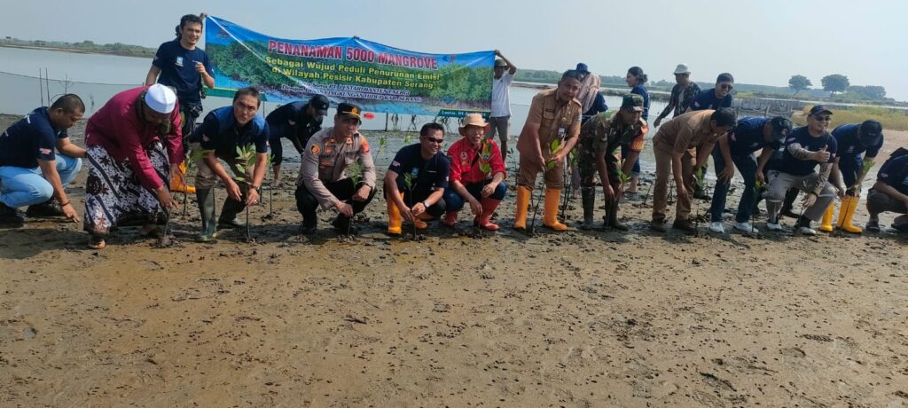 Peduli Iklim, Kapolres Serang Bersama DLH Kabupaten Serang dan PT LBE Tanam Mangrove