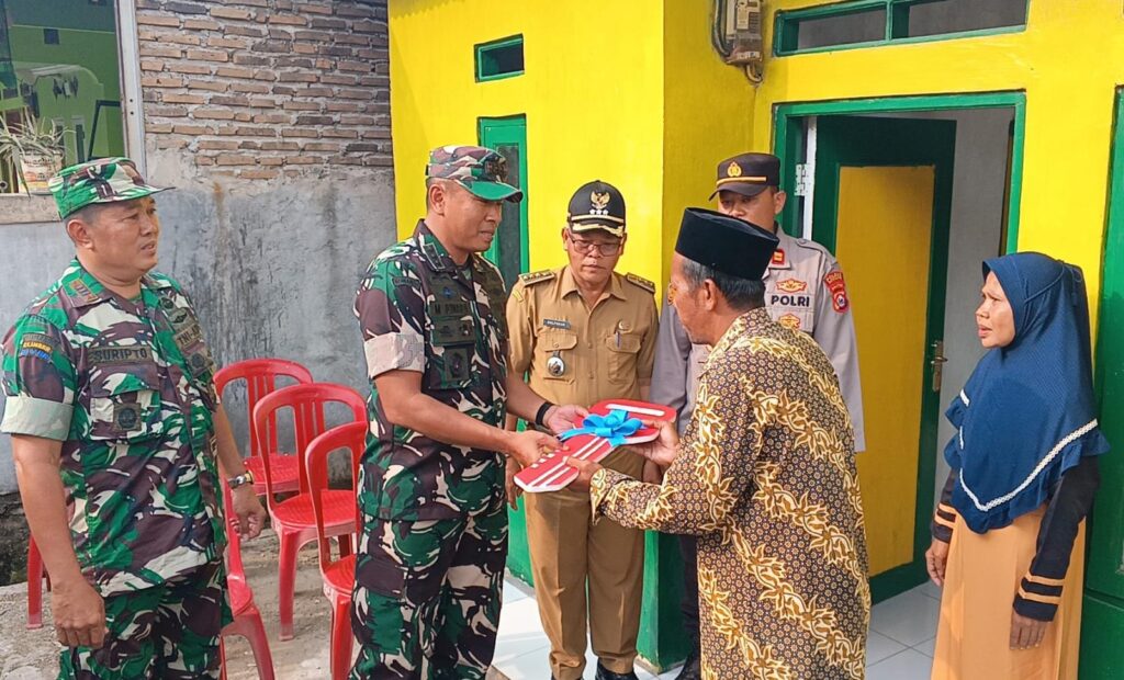 Dandim 0602/Serang Didampingi Danramil Carenang Dan Kapolsek Serahkan Kunci Rumah Program Rutilahu