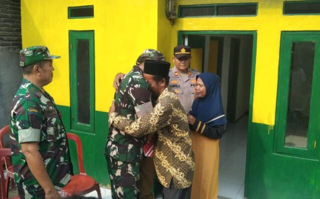 Penuh Haru, Saat Dandim 0602/Serang Kolonel Inf Mulyo Dipeluk Jumri Bersama Keluarganya