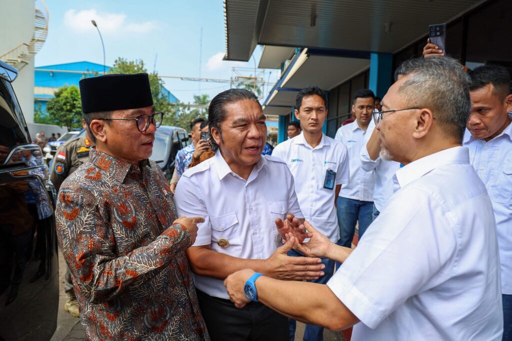 Al Muktabar Dampingi Mendag Zulkifli Hasan Kunjungi Pasar Kelapa dan PT Krakatau Steel