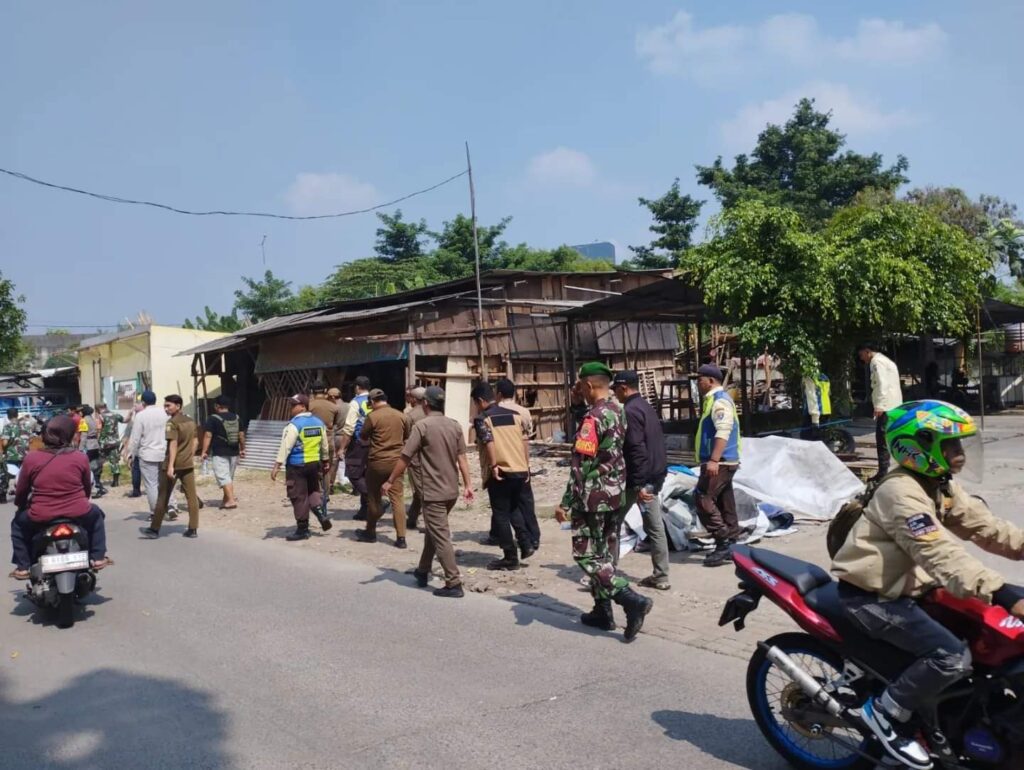 Tanah Milik Jasa Marga, 176 Personel Gabungan Kawal Penertiban di Gempol Kota Tangerang Tanah Milik Jasa Marga, 176 Personel Gabungan Kawal Penertiban di Gempol Kota Tangerang