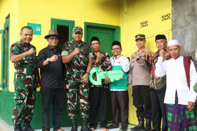 Dandim 0602/Serang Didampingi Danramil Ciomas Serahkan Rumah Program Rutilahu