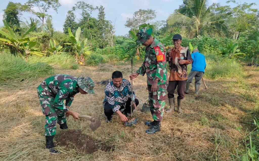 Babinsa Koramil 0602-04/Taktakan Tanam Bibit Buah Dilahan Warga Yang Terbakar Babinsa Koramil 0602-04/Taktakan Tanam Bibit Buah Dilahan Warga Yang Terbakar