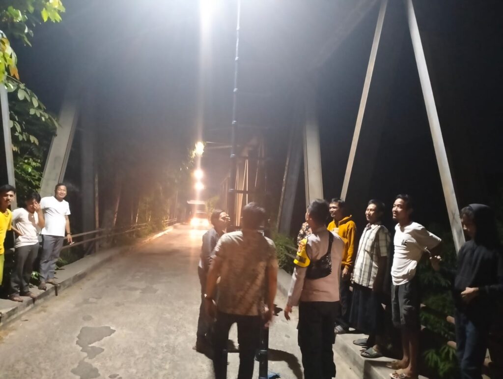 Respon Cepat Atasi Keluhan Warga, Kapolres Serang Berikan Bantuan Lampu Penerangan Jalan Respon Cepat Atasi Keluhan Warga, Kapolres Serang Berikan Bantuan Lampu Penerangan Jalan