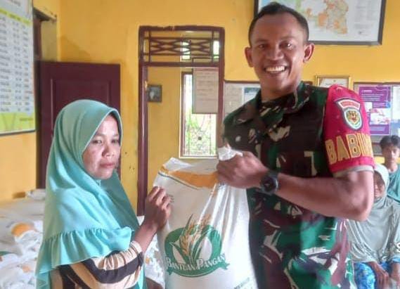 Babinsa Koramil 0602-16/Ciruas Lakukan Pendampingan Penyaluran Bantuan Pangan Cadangan Beras Babinsa Koramil 0602-16/Ciruas Lakukan Pendampingan Penyaluran Bantuan Pangan Cadangan Beras