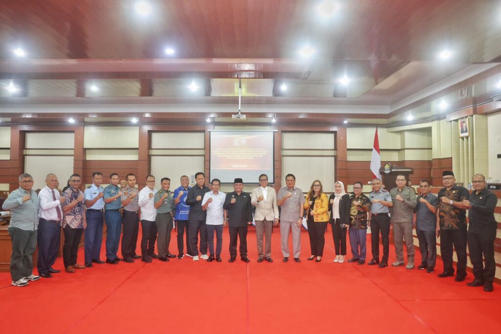 Pj Gubernur Sultra Pertanggungjawabkan APBD TA 2023 Dalam Paripurna DPRD Sultra Pj Gubernur Sultra Pertanggungjawabkan APBD TA 2023 Dalam Paripurna DPRD Sultra