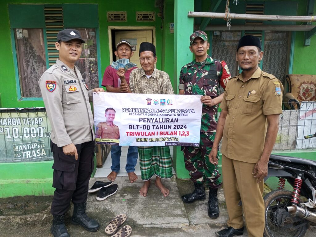 Sertu Asep Babinsa Koramil 0602-12/Ciomas Terus Kawal Penyaluran BLT Dana Desa Sertu Asep Babinsa Koramil 0602-12/Ciomas Terus Kawal Penyaluran BLT Dana Desa