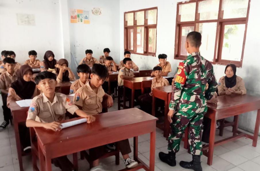 Sertu Ahdi Babinsa Koramil 0602-18/Kragilan Berikan Wawasan Kebangsaan Di SMP PGRI Kragilan Sertu Ahdi Babinsa Koramil 0602-18/Kragilan Berikan Wawasan Kebangsaan Di SMP PGRI Kragilan