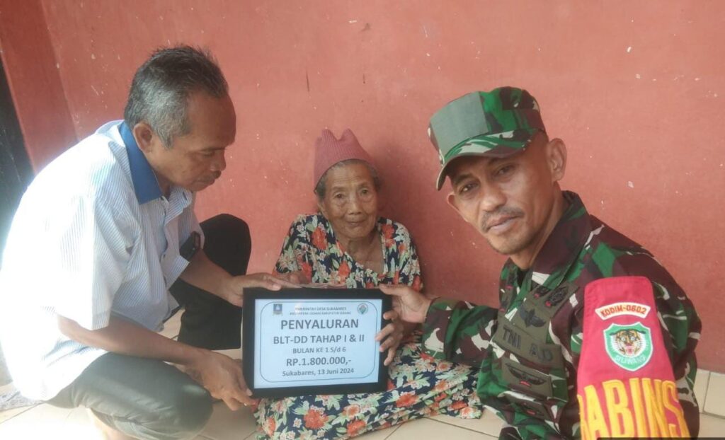 Door To Door, Kopka Gultom Babinsa Koramil 0602-12/Ciomas Dan Pemdes Serahkan BLT Dana Desa Door To Door, Kopka Gultom Babinsa Koramil 0602-12/Ciomas Dan Pemdes Serahkan BLT Dana Desa