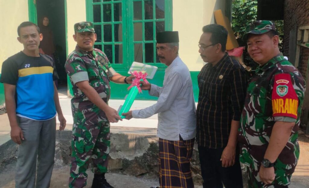Dandim 0602/Serang Diwakili Kasdim, Serahkan Kunci Rumah Program Rutilahu Di Waringinkurung Dandim 0602/Serang Diwakili Kasdim, Serahkan Kunci Rumah Program Rutilahu Di Waringinkurung