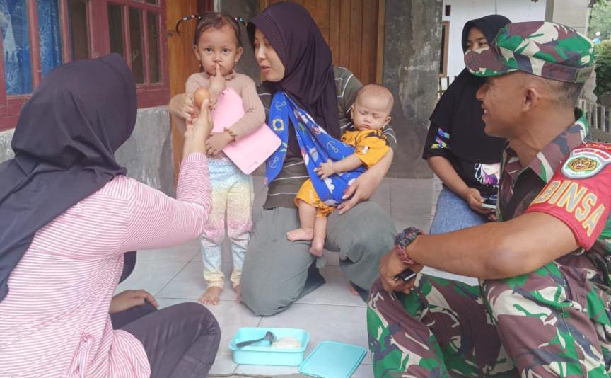 Kopda Adrianto Babinsa Koramil 0602-09/Cikeusal Dampingi Giat Posyandu Kopda Adrianto Babinsa Koramil 0602-09/Cikeusal Dampingi Giat Posyandu