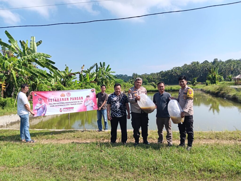 Polsek Pagelaran Berikan Bantuan Benih Ikan Nila, Jelang HUT Bhayangkara Ke 78