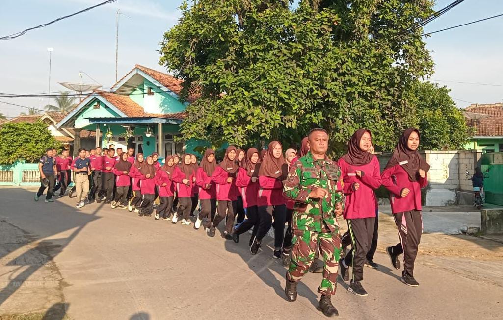 Sertu Deni Babinsa Koramil 0602-13 Padarincang Bantu Latih Paskibra Tingkat Kecamatan