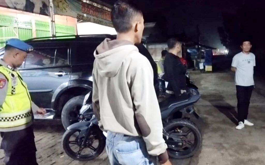 Berikan Rasa Aman dan Nyaman Warga, Polsek Cikedal Langsungkan Giat Rutin Patroli Malam Berikan Rasa Aman dan Nyaman Warga, Polsek Cikedal Langsungkan Giat Rutin Patroli Malam