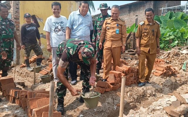 Dandim 0602/Serang Letakkan Batu Pertama Dimulainya Perehaban Rumah Warakawuri