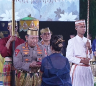 Kapolri Diberi Gelar Adat-Pusaka oleh Dewan Adat dan Kerajaan di Sulawesi Selatan Kapolri Diberi Gelar Adat-Pusaka oleh Dewan Adat dan Kerajaan di Sulawesi Selatan