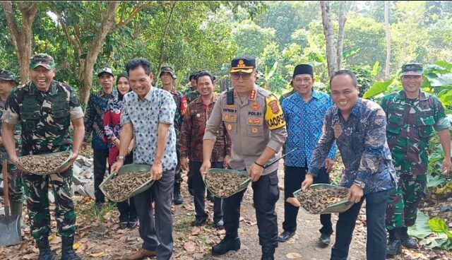 Dandim 0602/Serang Didampingi Danramil Cikeusal Buka Karya Bakti TNI Satkowil Di Kecamatan Curug