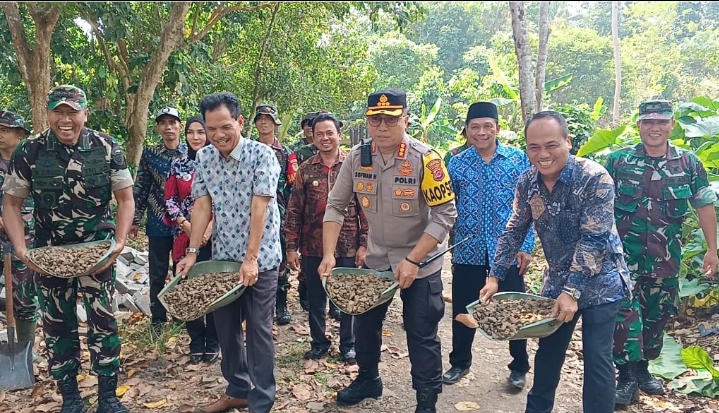 Dandim 0602/Serang Didampingi Danramil Cikeusal Buka Karya Bakti TNI Satkowil Di Kecamatan Curug