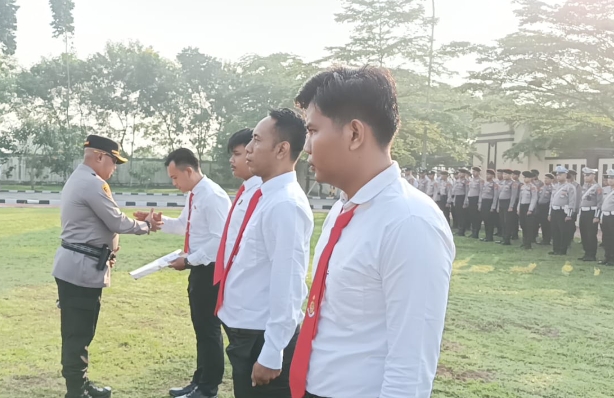 Kapolres Serang Berikan Penghargaan Kepada Personel Yang Berprestasi Kapolres Serang Berikan Penghargaan Kepada Personel Yang Berprestasi