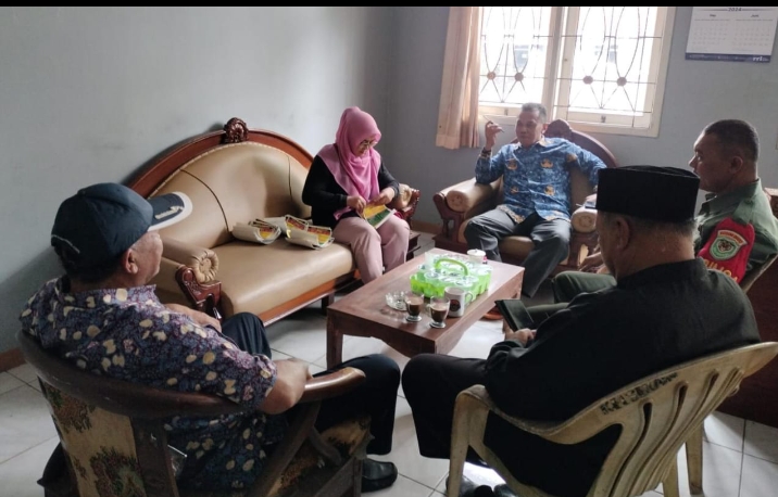 Tingkatkan Sinergitas, Serka Iman Babinsa Koramil 0602-01/Kota Serang Laksanakan Komsos dengan Lurah Serang