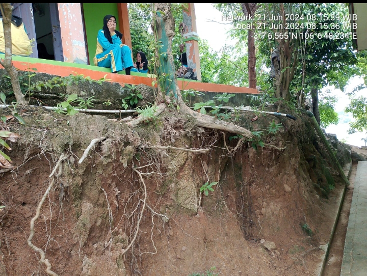 Rawan Longsor, SMP Satap 6 Lingai Butuh Batu Miring Rawan Longsor, SMP Satap 6 Lingai Butuh Batu Miring